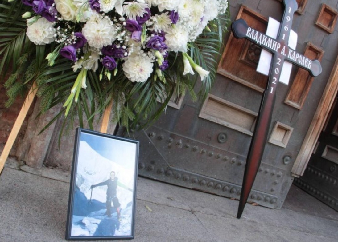 Приятели бивши колеги и бивши съпартийци на Владимир Каролев го